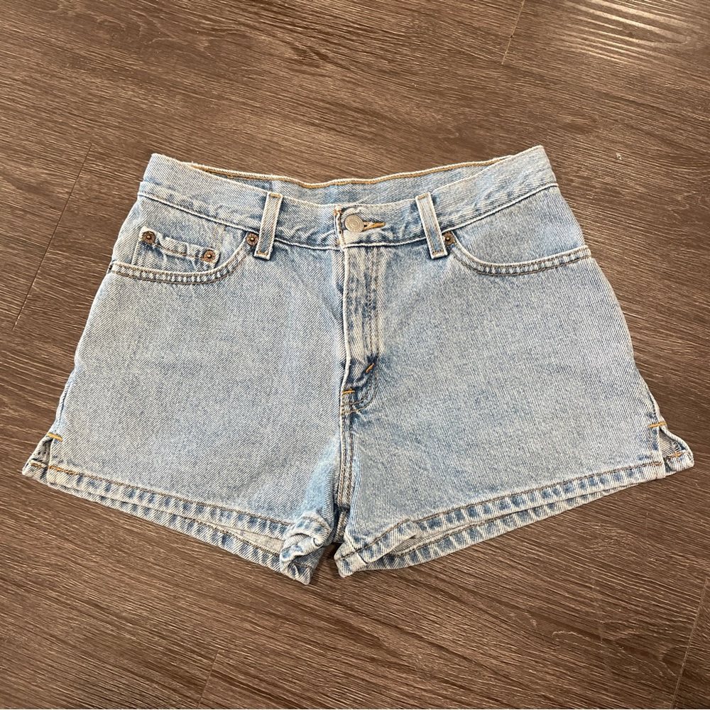 Vintage Levis Mid Rise Med-Light wash denim shorts